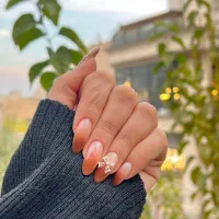 ترمیم ناخن. رایگان توضیحات خانده شود