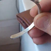 یک عدد دستبند شیک وزیبا با مجسمه فروهد|جواهرات|اصفهان, کوی گلزار|دیوار