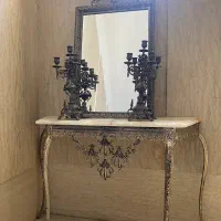 آینه و شمعدان برنجی همراه با میز