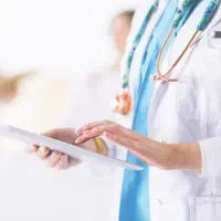 همکاری با پزشک دارای پروانه معتبر