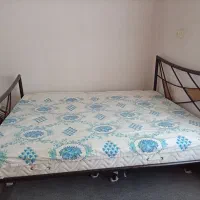 تخت فلزی رنگ قهوه ای سوخته سالم تمیز
