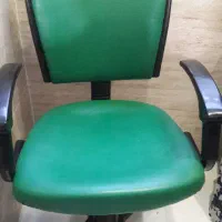 دو عدد صندلی گردون مدیریتی و یک میز تحریر چوبی