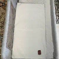 گهواره برقی نوزاد کنار تخت مادر