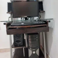 کامپیوتر با میز