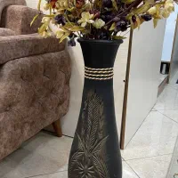 گلدان به همراه گل