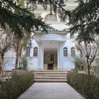 ۶۱۰متر مستغلات ۴۱۰متر حیاط و ۲۰۰متر بنا و ۴۰ متر