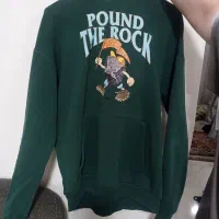 تعدادی لباس شلوار و دو جفت کفش در حد نو