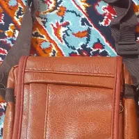 کیف دوشی سالم سالم هستش چرم هستش