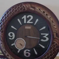 ساعت دیواری بزرگ چوبی ساعت کوچک داخلش خراب