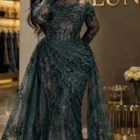 به یک خیاط ماهر مسلط به برش و دوخت عروس و مجلسی نی