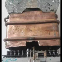 فروشنده و خریدار آب گرمکن منبعی و دیوار