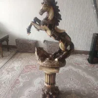 تزیینی پایه با اسب همراه با گلدان