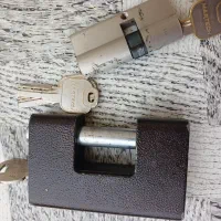 یکعدد قفل. کتابی. و یکعدد توپی