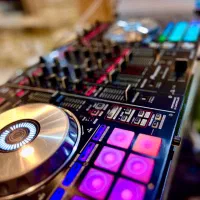 dj بند موزیک زنده ونور پردازی نصب سیستم وتالار باغ