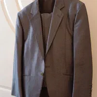 یک دست کت شلوار سالم بدون هیچ ایرادی