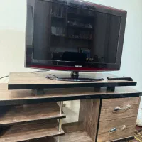 تلویزیون ۳۲اینچ سامسونگ سالم و روشن با میز tv