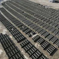 کارگر بلوک زن در کارگاه بلوک سازی لاهیجان