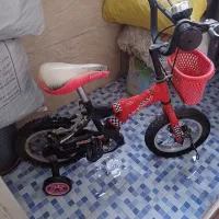 دوچرخه سایز ۱۲بدنه سالم لاستیک ترمز نیازمند تعمیر
