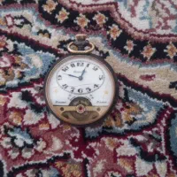 ساعت قدیمی و ارزشمند