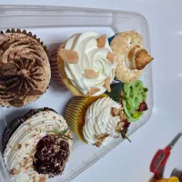 پخت شیرینی برای مجالس ، اغذیه فروشی ها و کافه ها