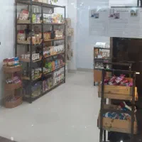 قفسه و پیشخوان مغازه