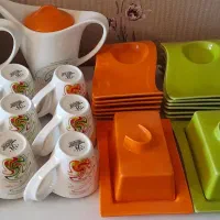 دو سرویس چایخوری رنگ سبز و نارنجی