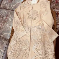 تعداد زیادی لباس و کیف و کفش خارجی