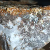 سنگ زیبا طلا دار