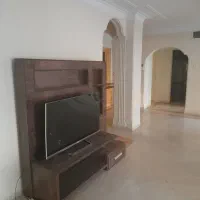 میز چوبی تلویزیون