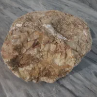 یک سنگ قیمتی داخل سفید با  وزن سنگین
