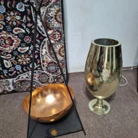 گلدان چوبی و مجسمه و چراغ خواب