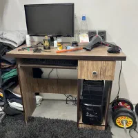 میز تحریر تمیز و سالم