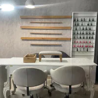 اجاره میز ناخن و تخت مژه و دستیار ناخن