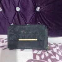 تعدادی کیف|کیف، کفش، کمربند|دورود, |دیوار