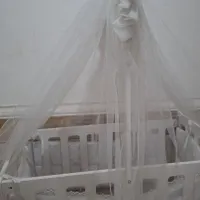 تخت نوزاد کنار مادر