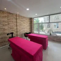 اجاره-تخت-مژه-و-میز-ناخن-در-سالن-پر-مشتری