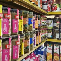 کارگر سوپر مارکت مسلط به موتور سیکلت