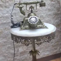 میز تلفن و تلفن برنجی