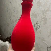 گلدان شیشه ای روی آن مخمل هستش