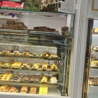 استخدام فروشنده در مغازه قنادی