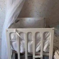 تخت کنار مادر