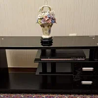 میز تلویزیون شیشه و ام دی اف در حد نو