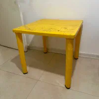 میز پلاستیکی زرد