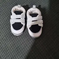 تعدای شلوار و بیلر سوت و کفش بچگانه