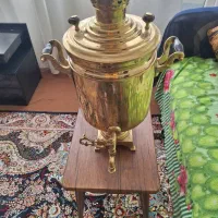 یک سماور استوانه ای روسی به شرط پلمپ