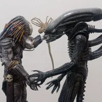 دو عدد اکشن فیگور شکارچی و بیگانه برند نکا