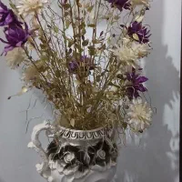 گلدان و میز تلفن