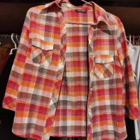 تعدادی لباس و کفش|لباس|شیراز, ریشمک|دیوار