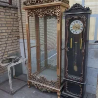 ساعت ایستاده  و ویترین