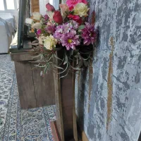 گلدان چوبی با گلهای مصنویی|گل مصنوعی|بومهن, |دیوار